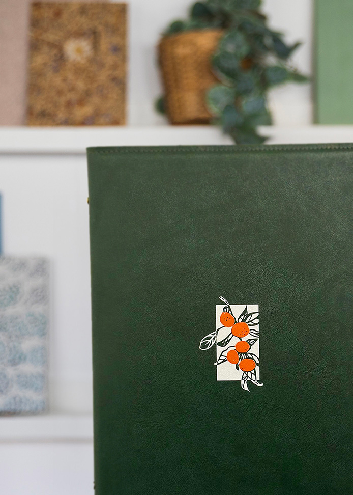 Protège-menu rigide 
en cuir synthétique