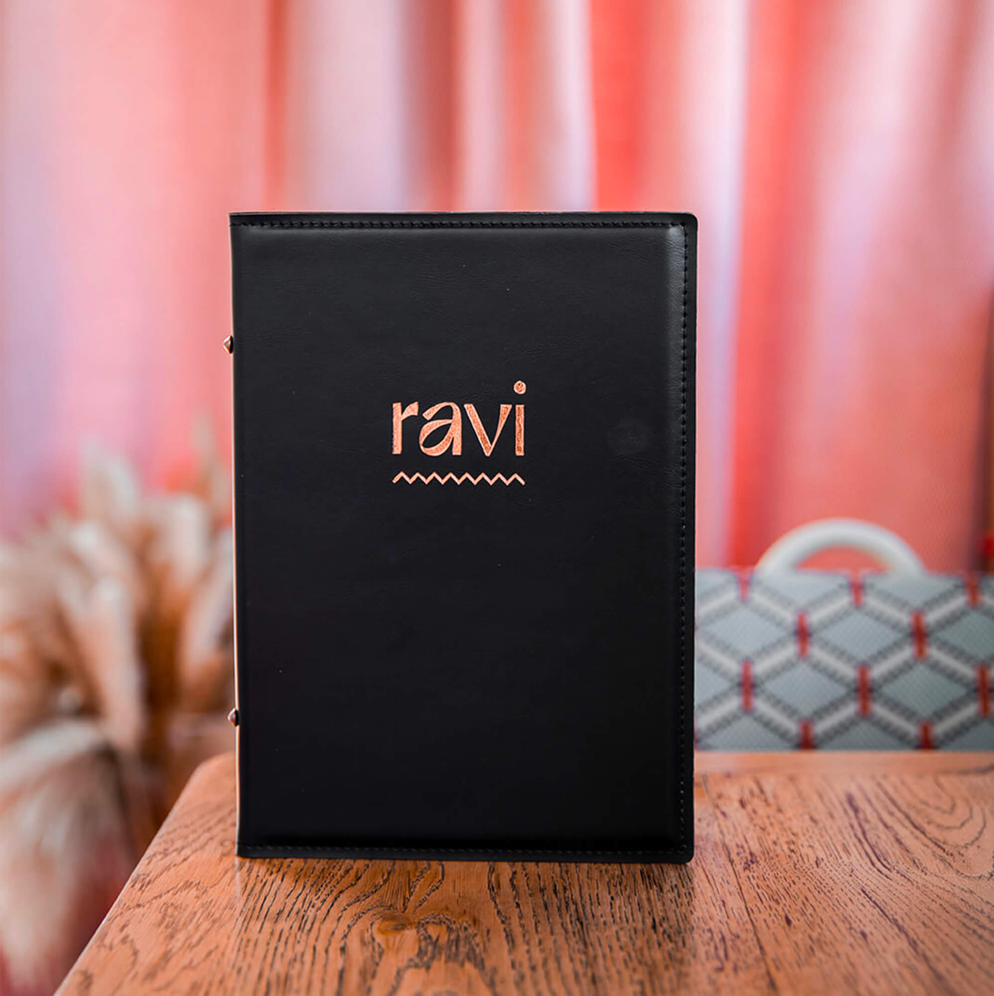 Protège-menu rigide 
en cuir synthétique