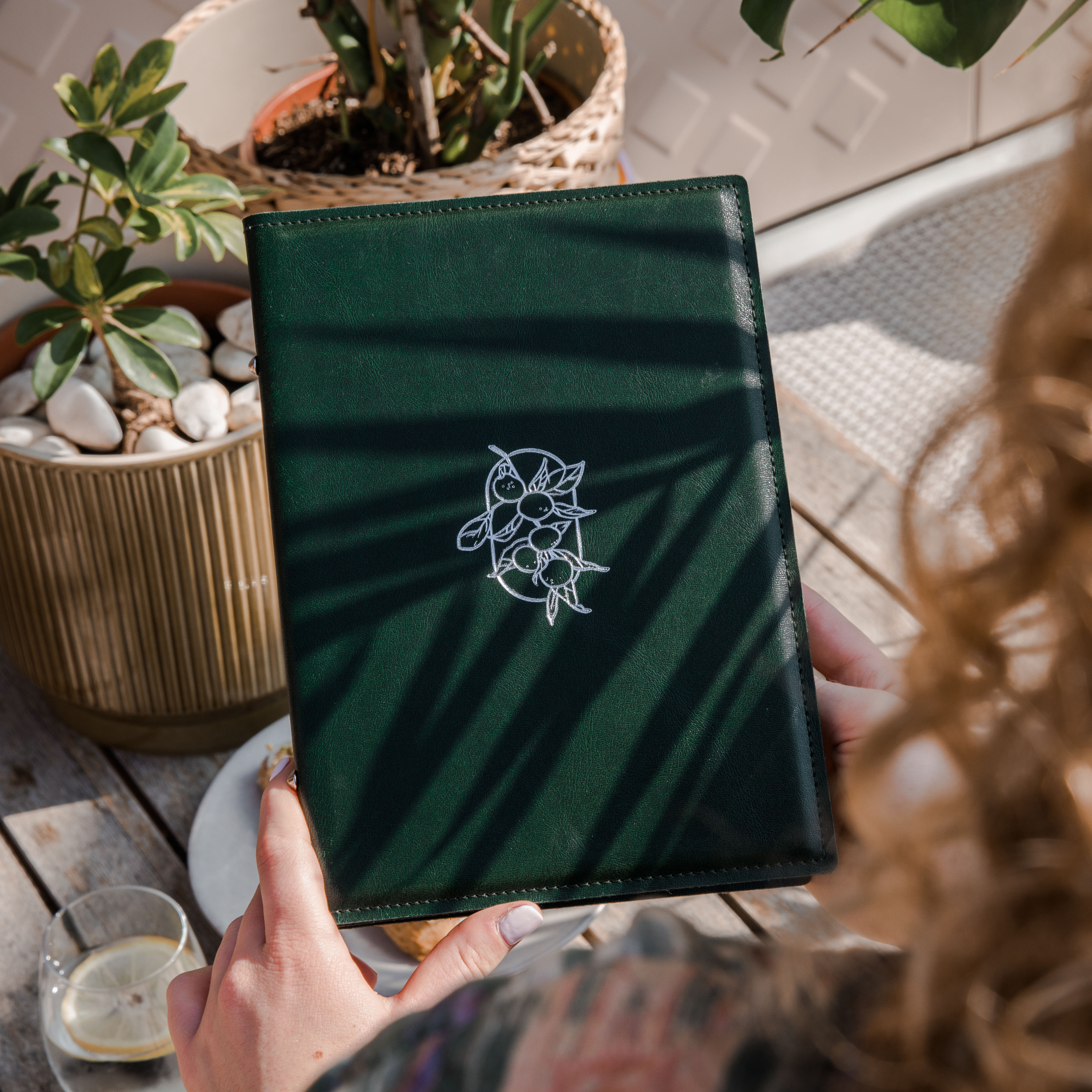 Protège-menu rigide 
en cuir synthétique