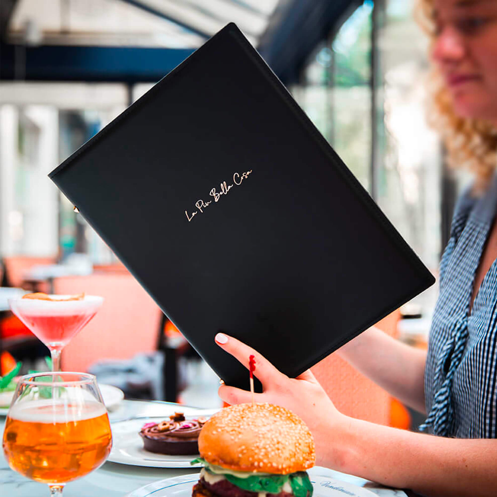 Protège-menu rigide 
en cuir synthétique