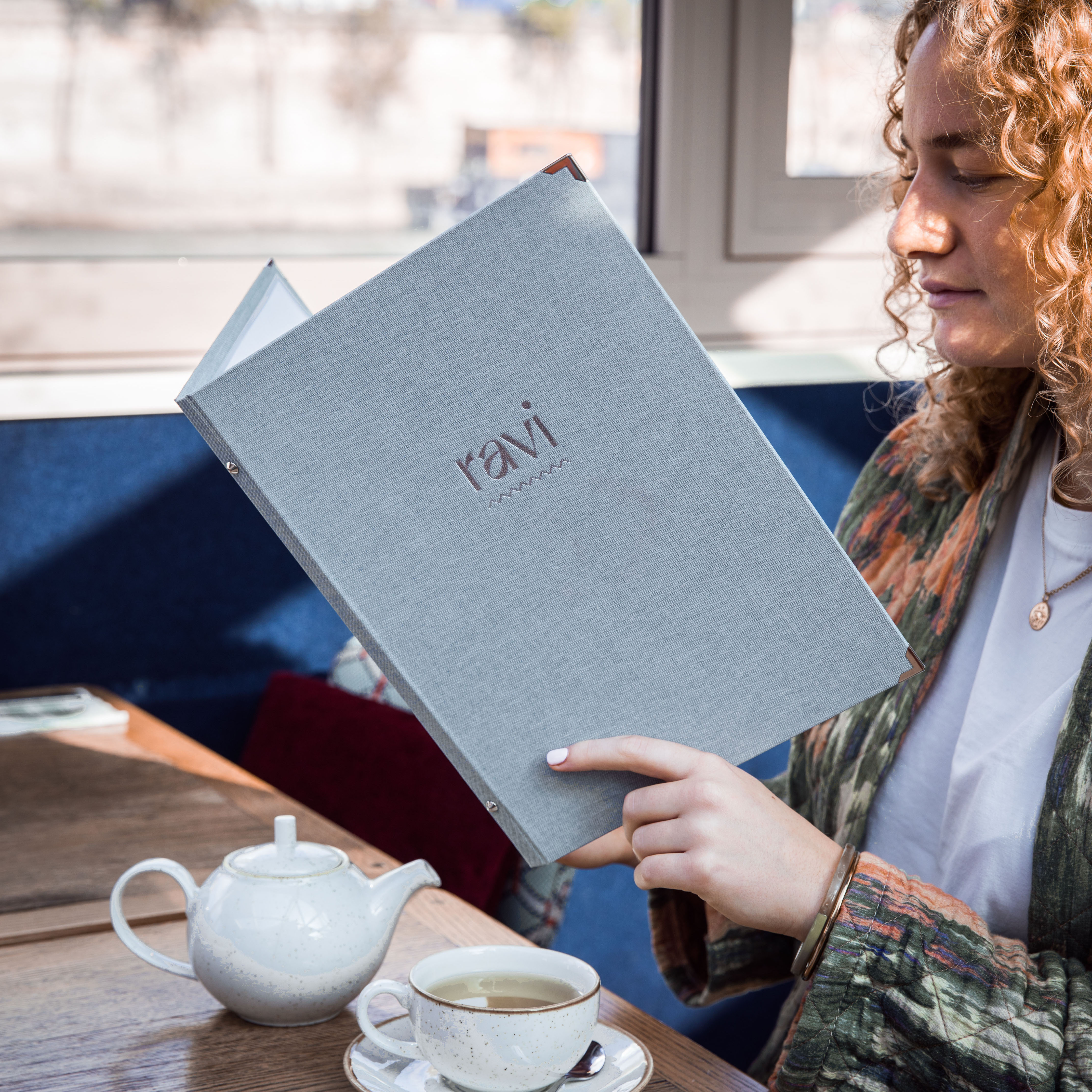 Protège-menu rigide en toile façon lin