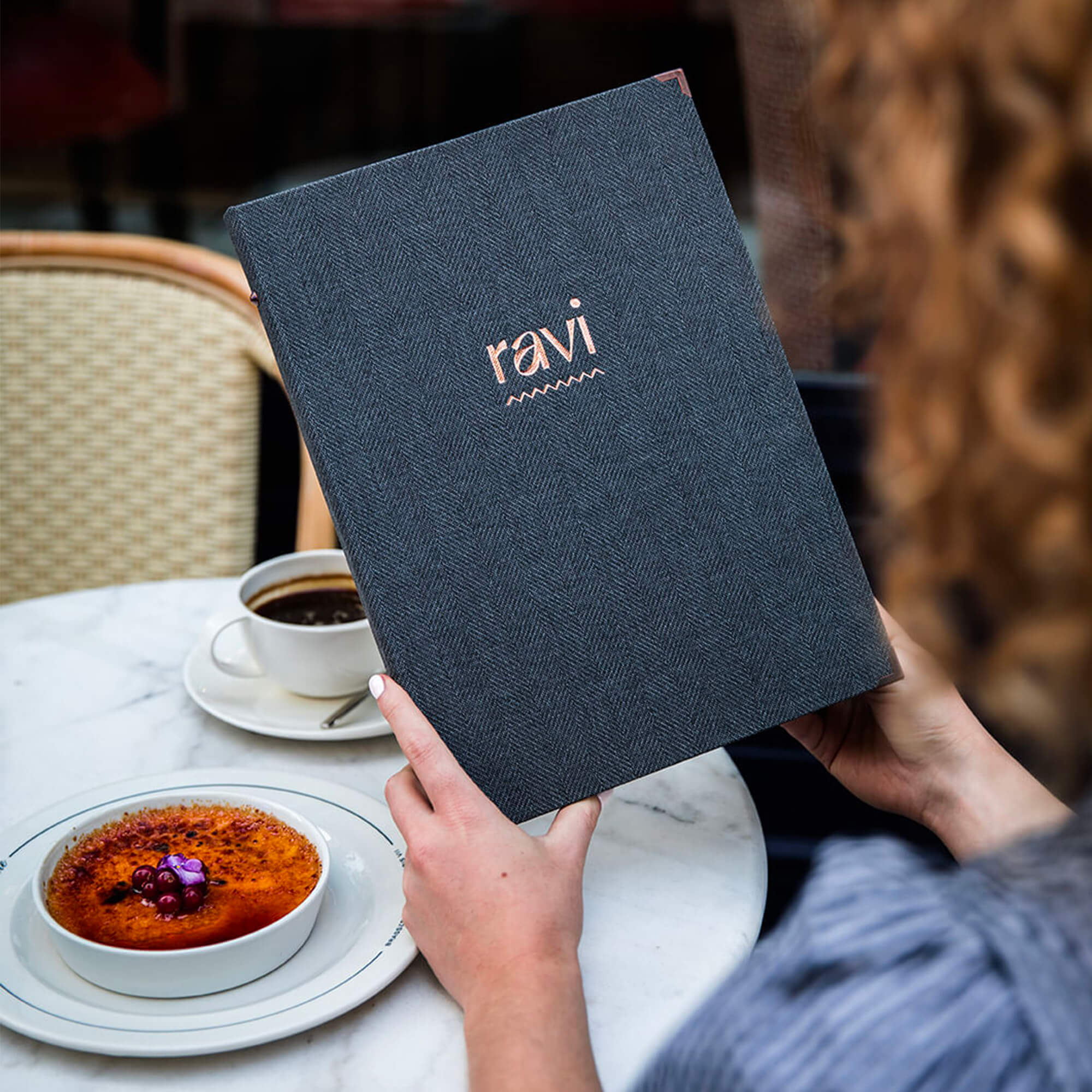 Protège-menu rigide façon toile chevron