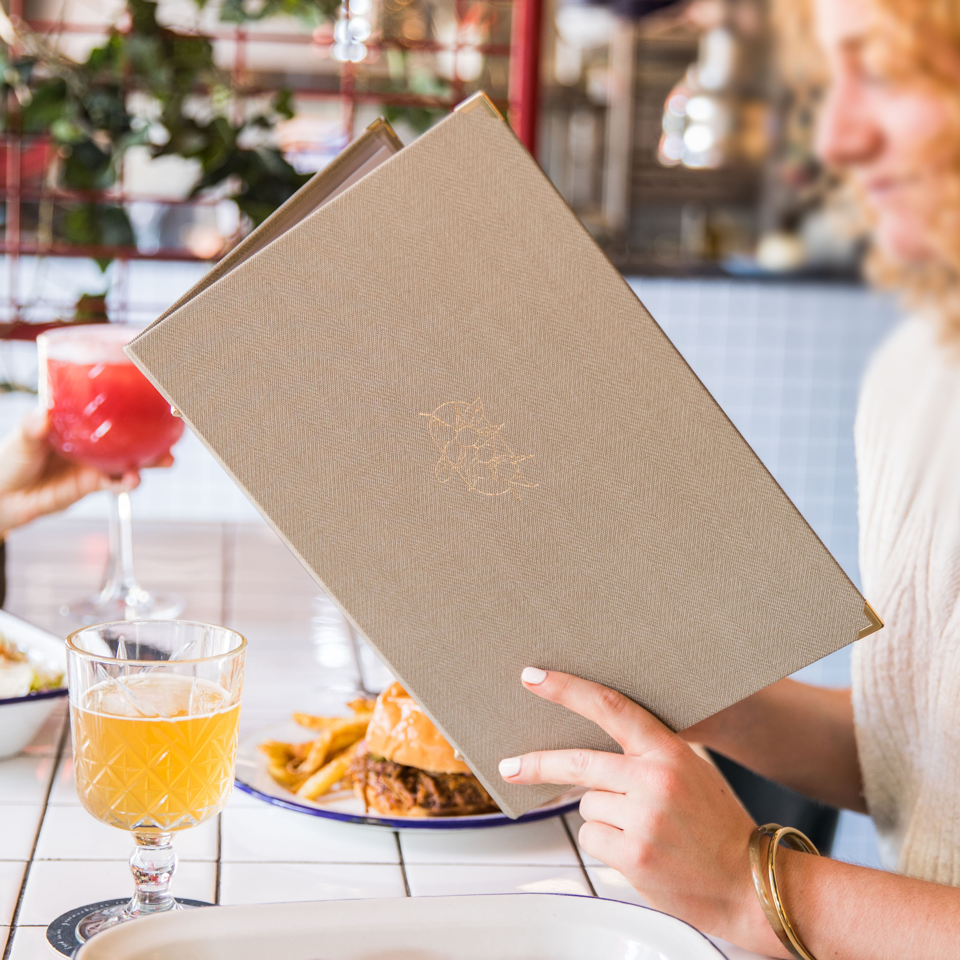 Protège-menu rigide façon toile chevron