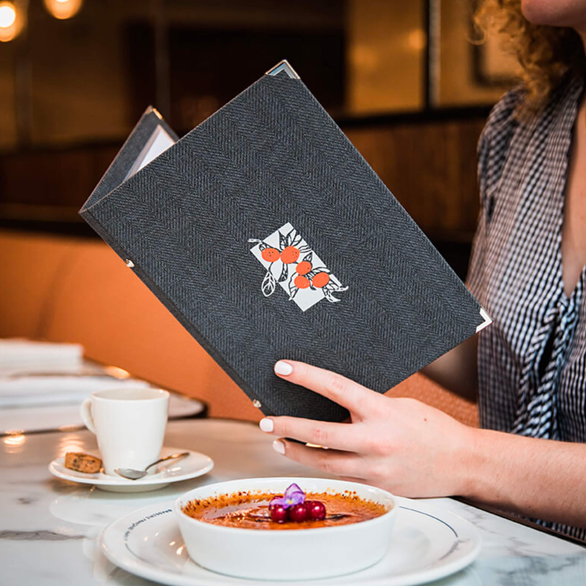 Protège-menu rigide façon toile chevron