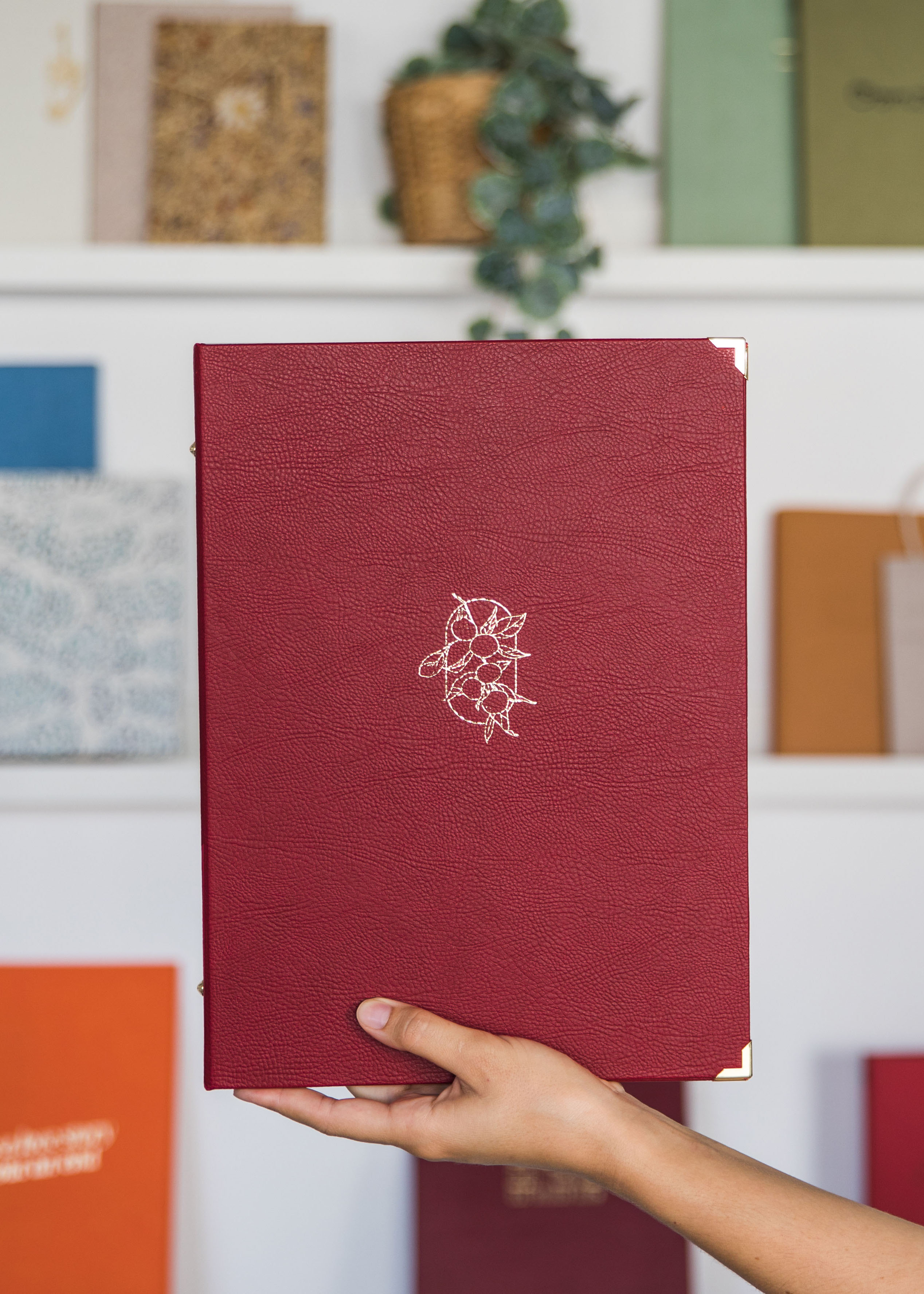 Protège-menu rigide en simili-cuir grainé