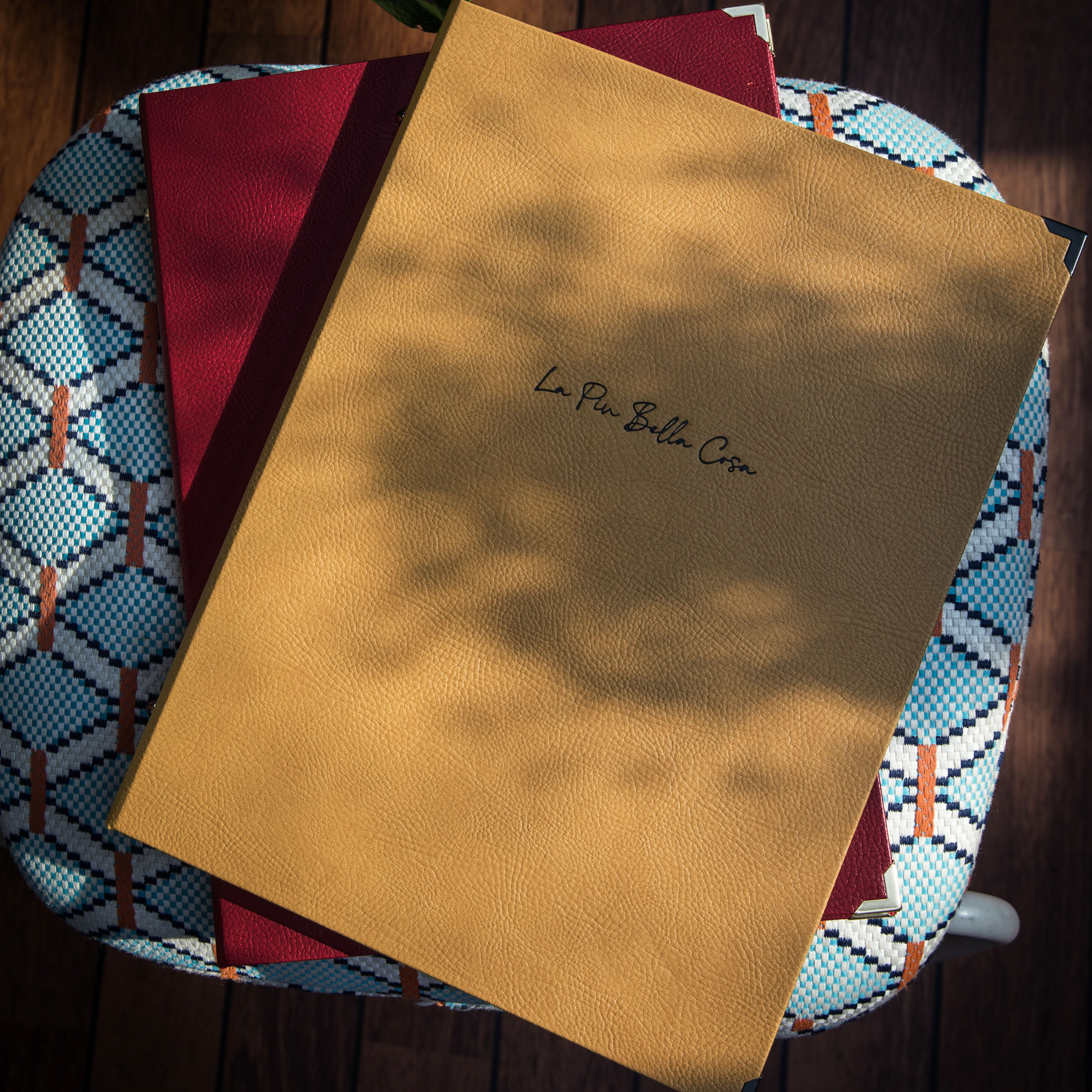 Protège-menu rigide en simili-cuir grainé