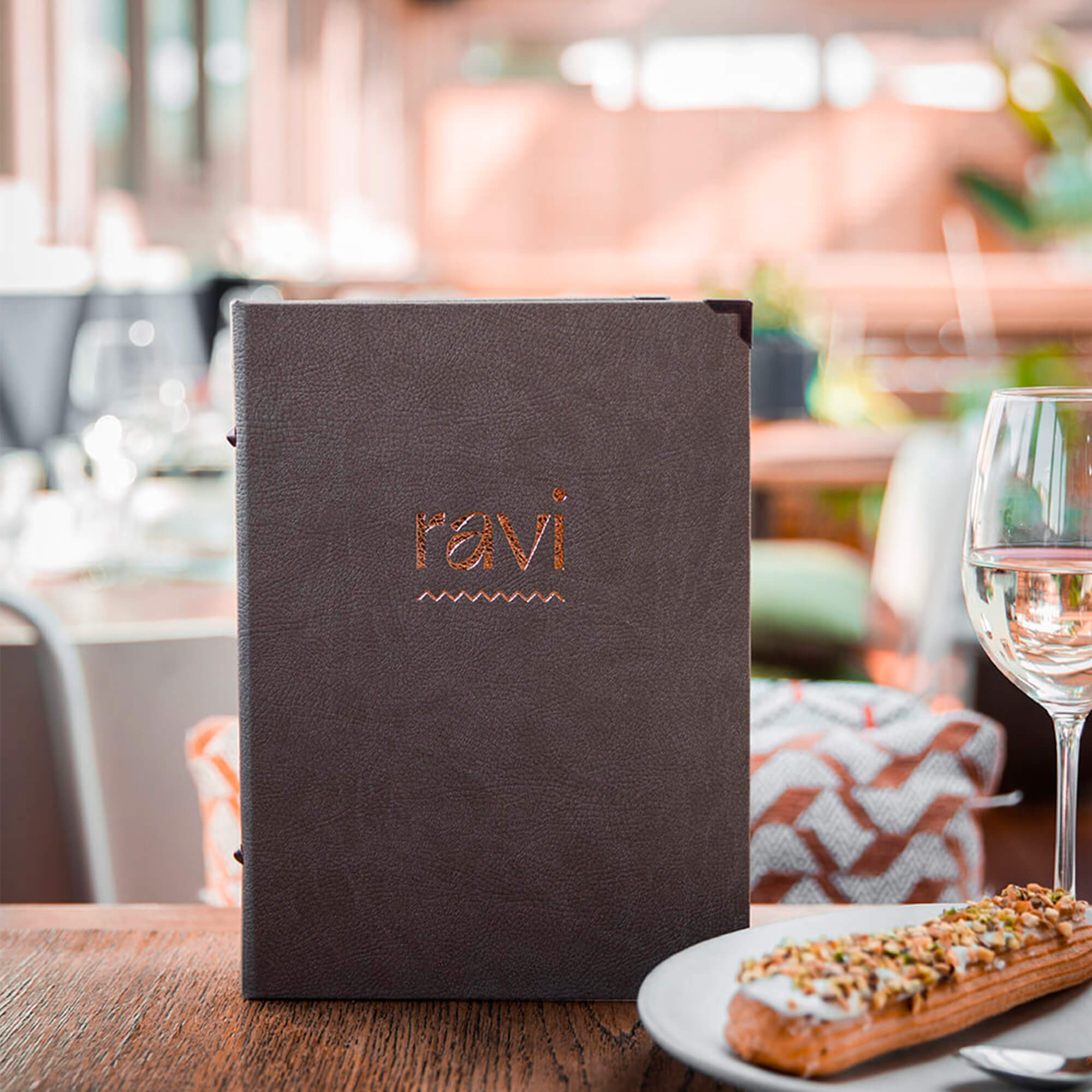 Protège-menu rigide en simili-cuir grainé