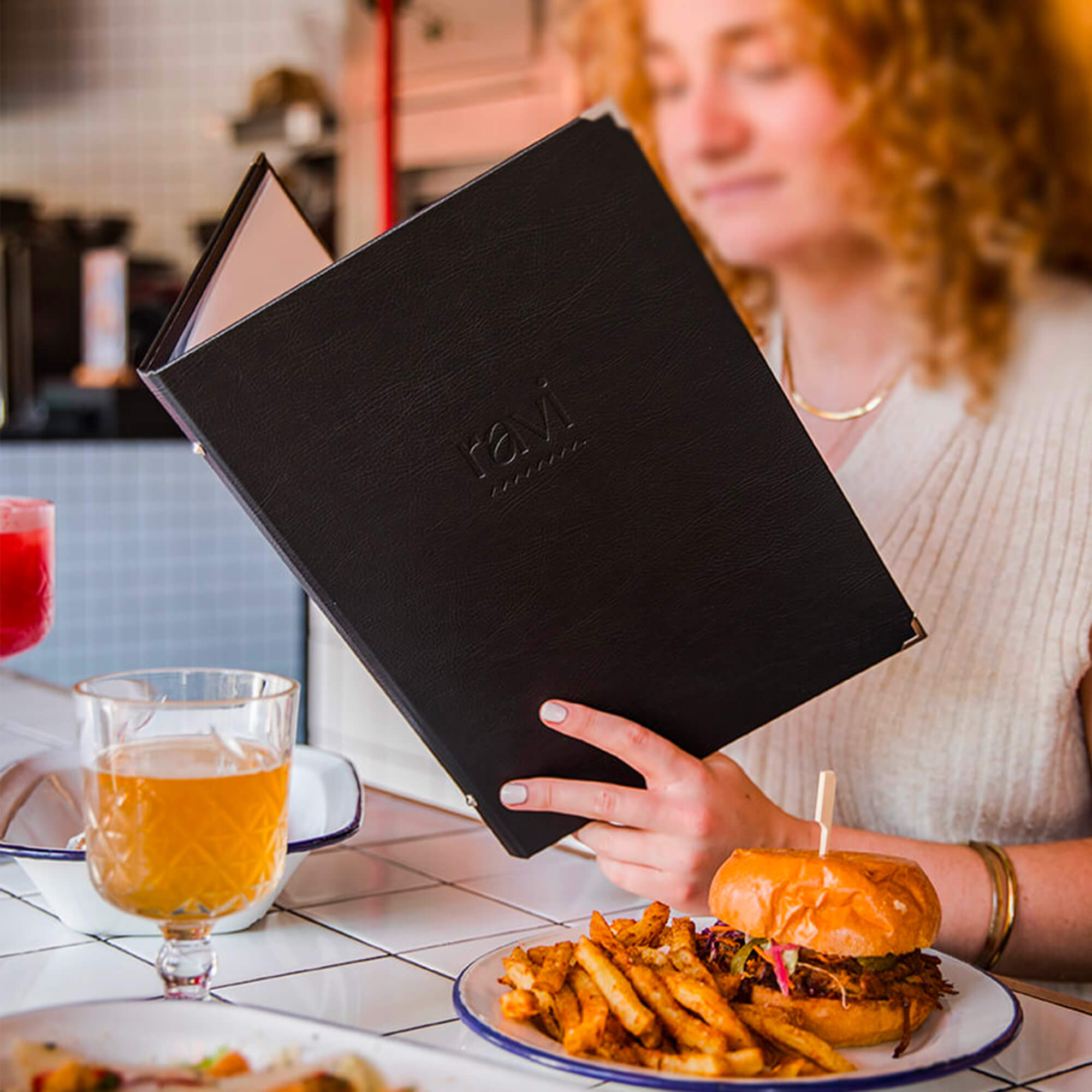 Protège-menu rigide en simili-cuir grainé