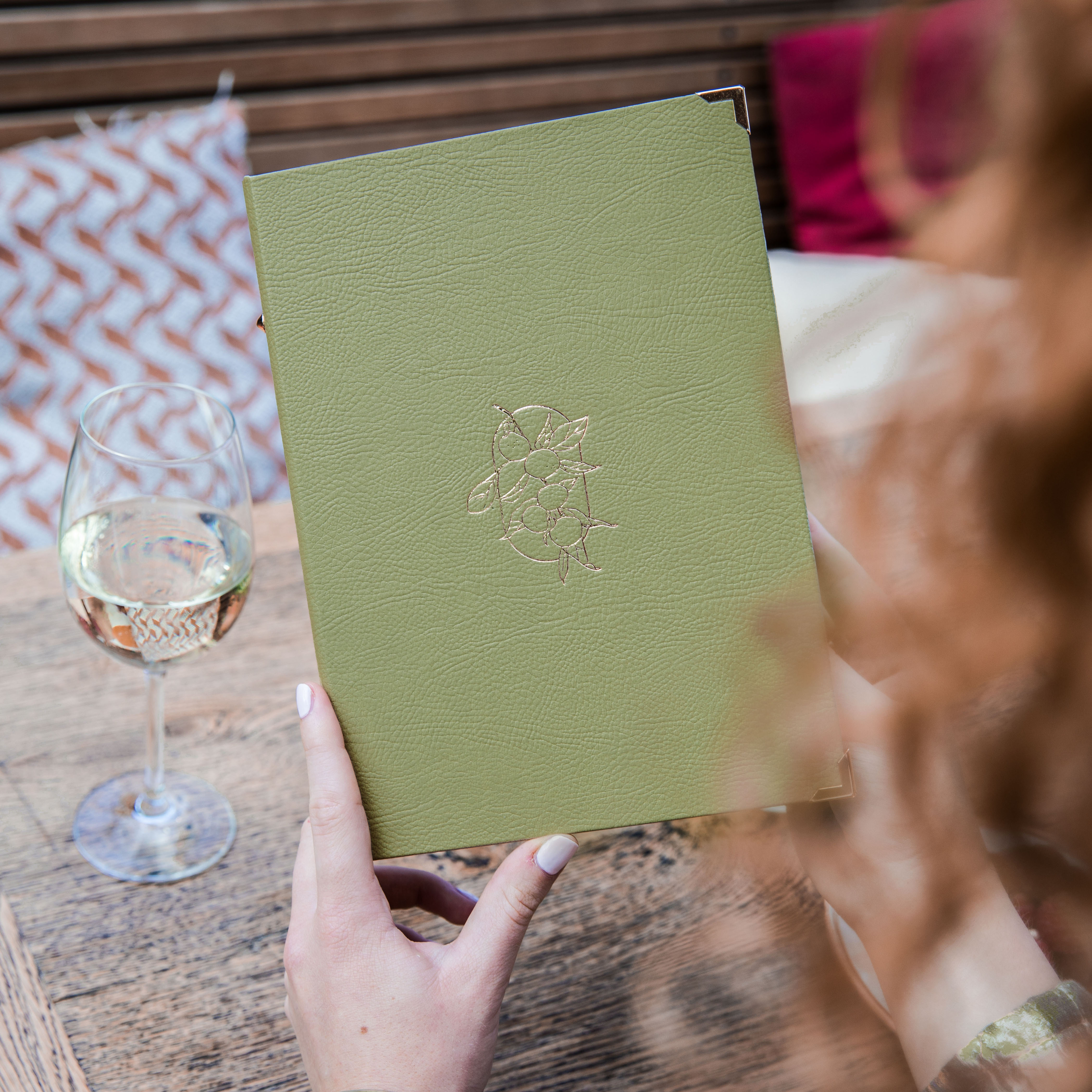 Protège-menu rigide en simili-cuir grainé