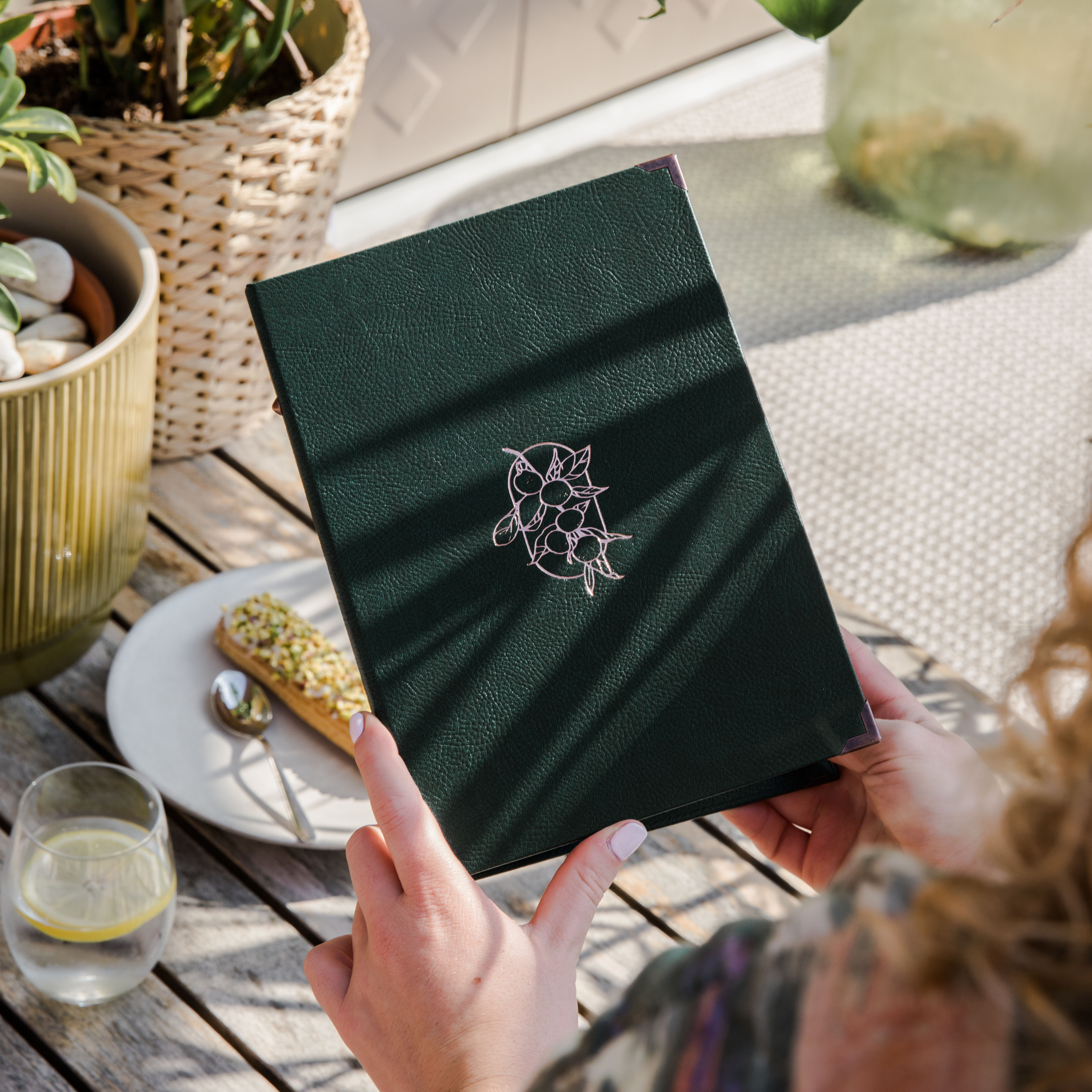 Protège-menu rigide en simili-cuir grainé