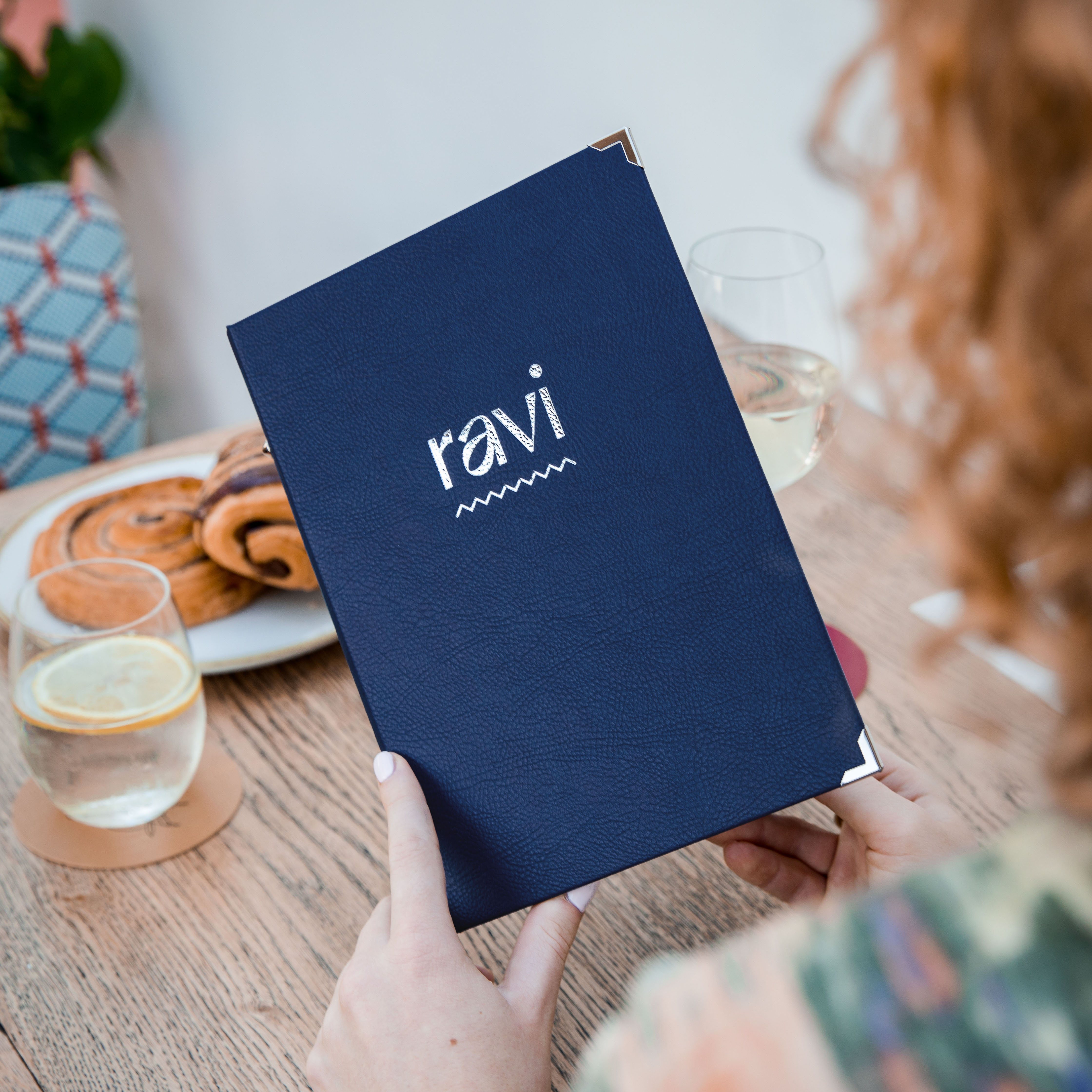 Protège-menu rigide en simili-cuir grainé