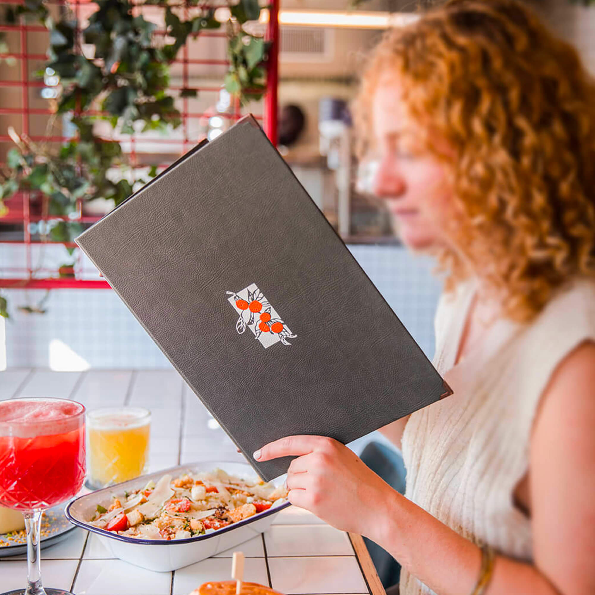 Protège-menu rigide en simili-cuir grainé