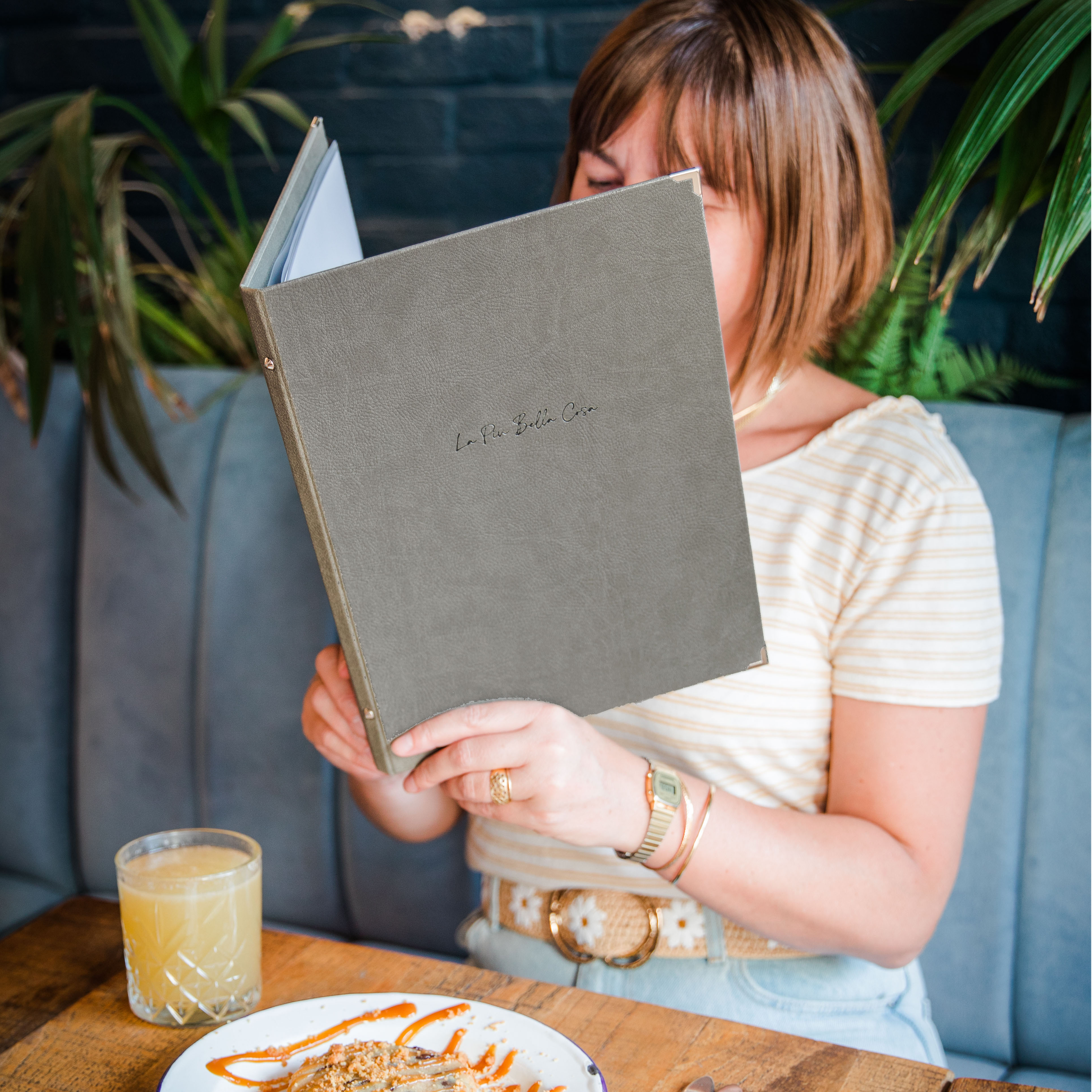 Protège-menu rigide en simili-cuir grainé