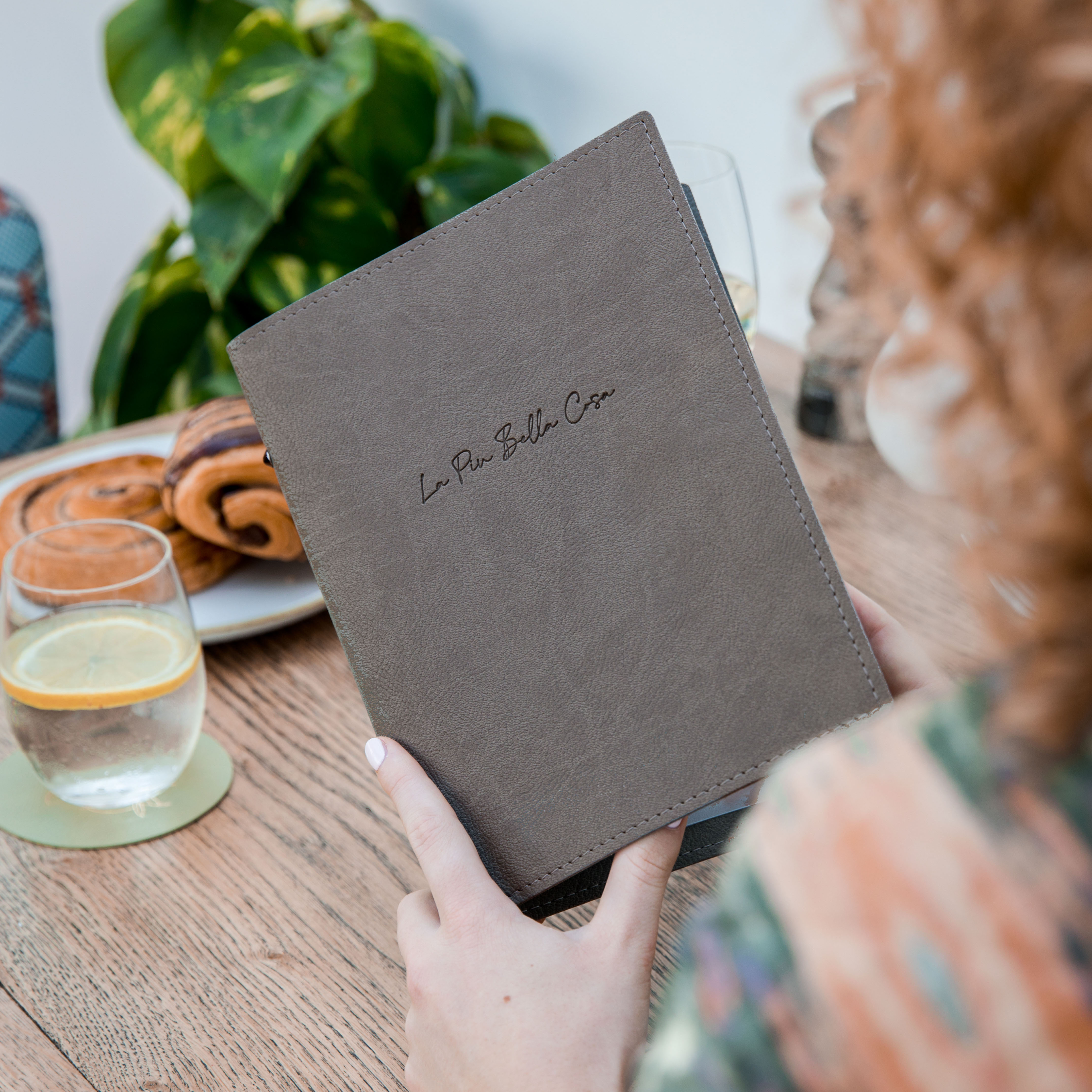 Protège-menu souple en simili-cuir grainé