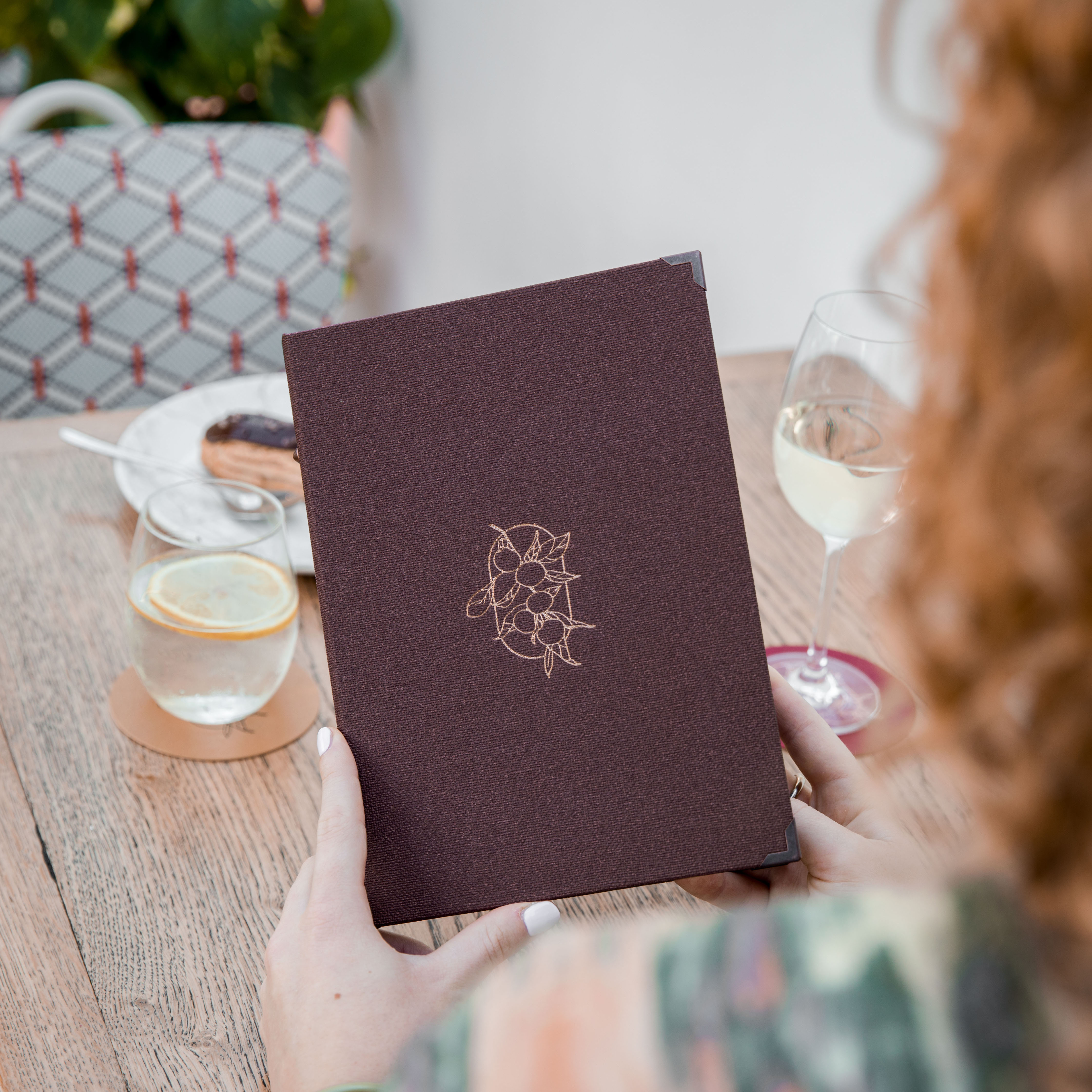 Protège-menu rigide façon toile de jute