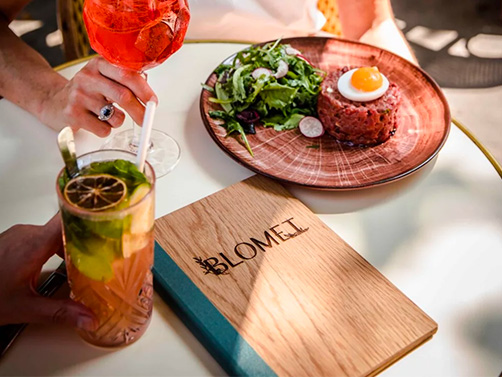 Des supports de menus en bois gravé